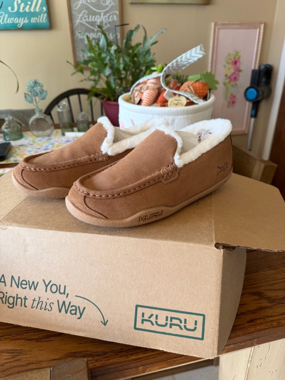 LAST CHANCE KURU  Slip-On Slippers in Chestnut Brown with White Plush Lining